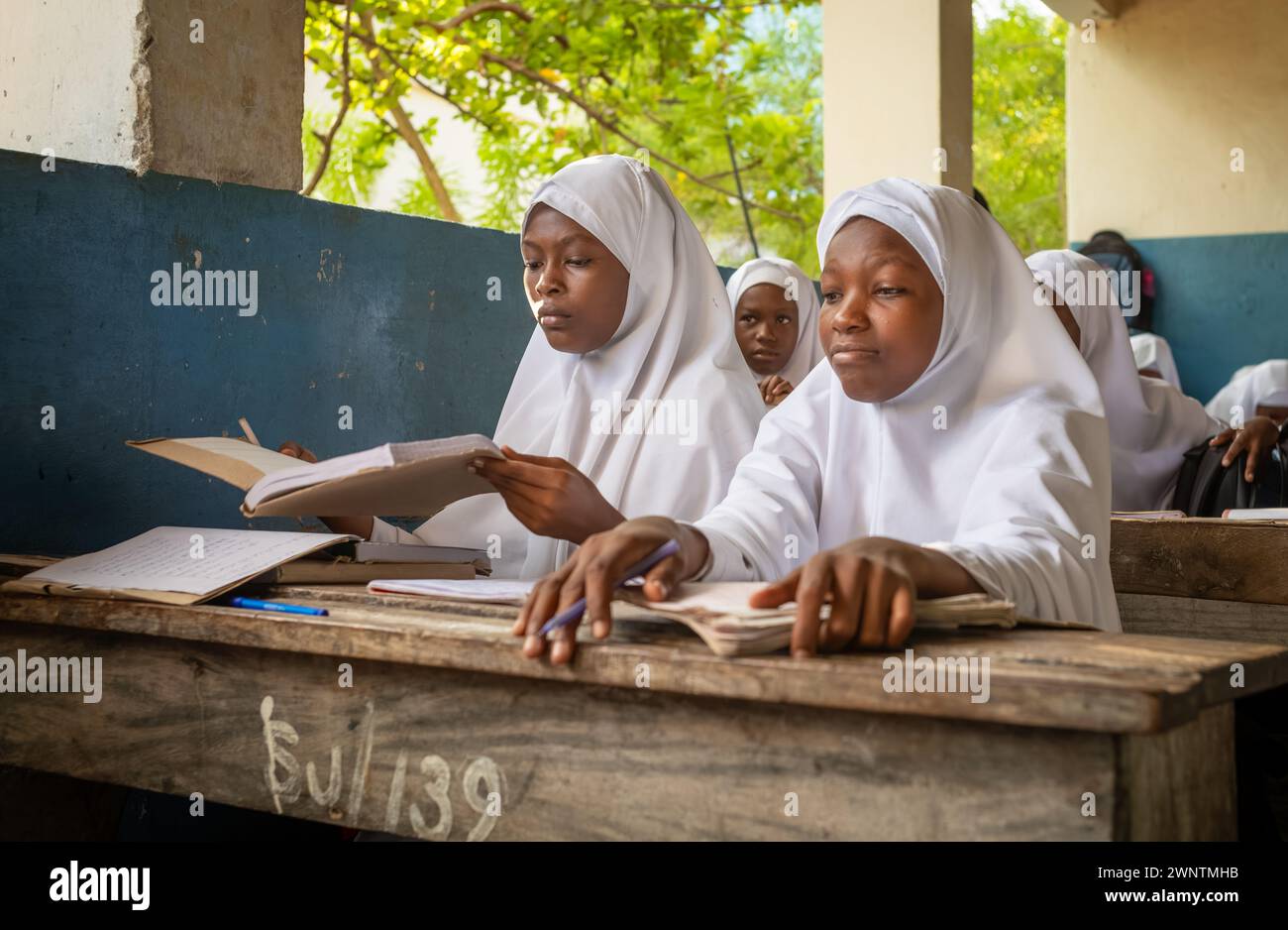 Étudiantes musulmanes dans une classe d'anglais à l'école secondaire de Jambiani à Jambiani, Zanzibar, Tanzanie. Banque D'Images