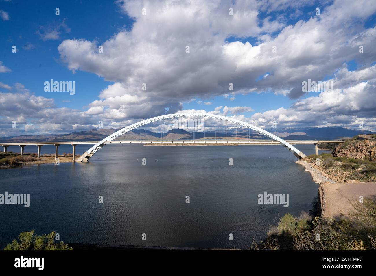 Pont suspendu Theodore Roosevelt Lake, fin février. Banque D'Images