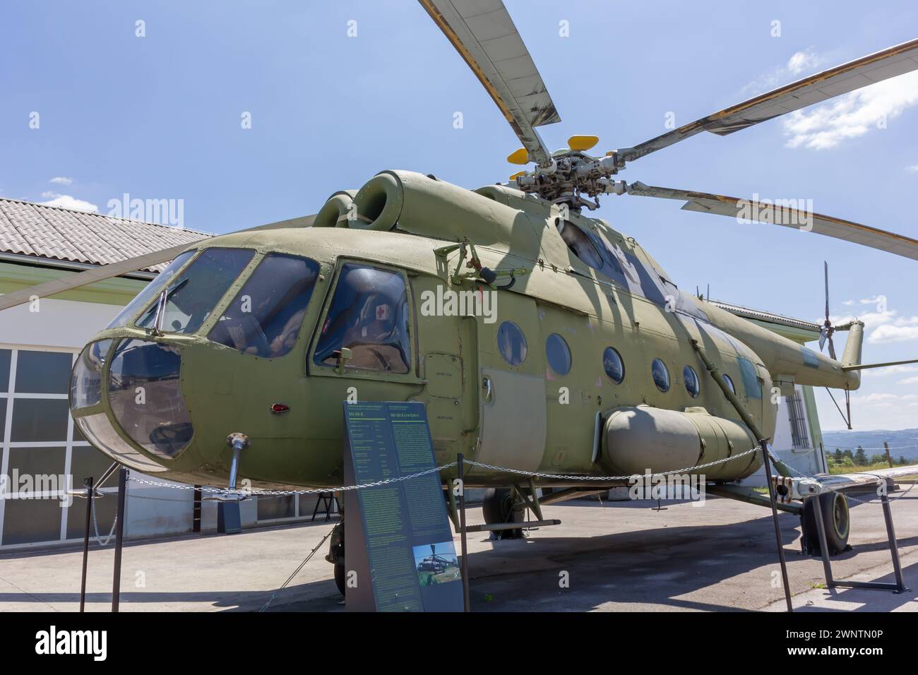 PIVKA, Slovénie - 25 juin 2023 : attaque et transport de l'hélicoptère militaire historique Mil Mi-8 exposé au Parc d'histoire militaire de Pivka Banque D'Images