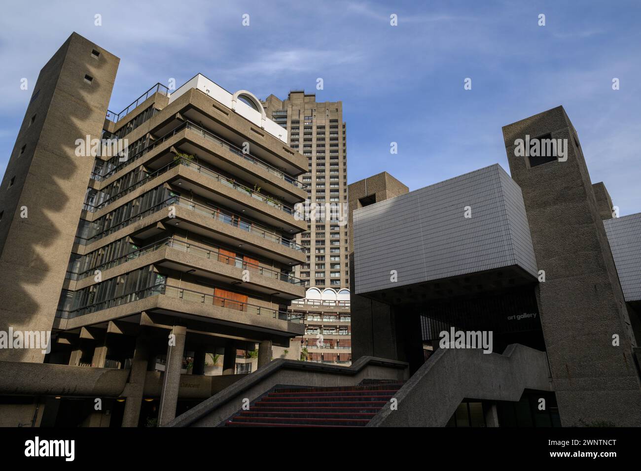 Une vue sur l'extrémité ouest de Frobisher Crescent, une terrasse incurvée d'appartements dans le domaine Barbican, en arrière-plan est la tour Cromwell de 42 étages. Banque D'Images