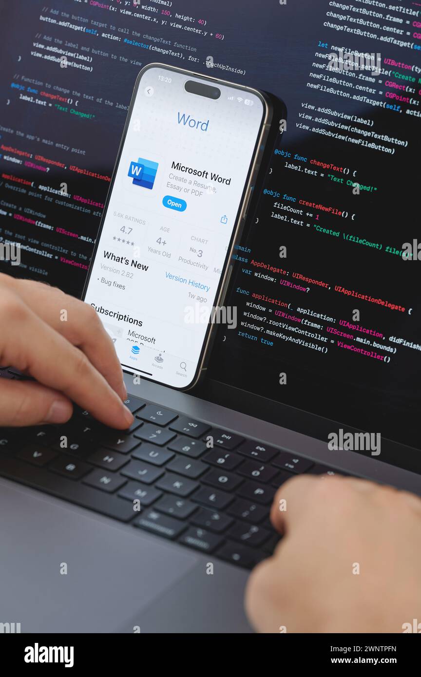 New York, États-Unis - 23 février 2024 : Code pour la nouvelle application vidéo Microsoft Word dans l'écran d'ordinateur portable avec les mains sur le clavier Banque D'Images