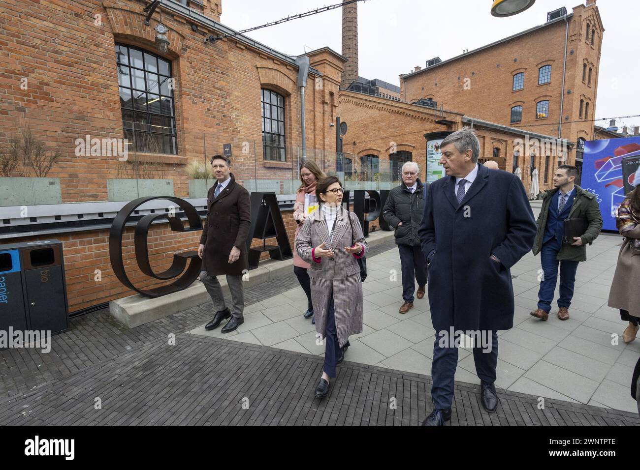 Warshaw, Pologne. 04 mars 2024. Le ministre flamand Jan jambon (R) photographié lors d'une mission diplomatique du gouvernement flamand en Pologne et en Lettonie, lundi 04 mars 2024. BELGA PHOTO NICOLAS MAETERLINCK crédit : Belga News Agency/Alamy Live News Banque D'Images