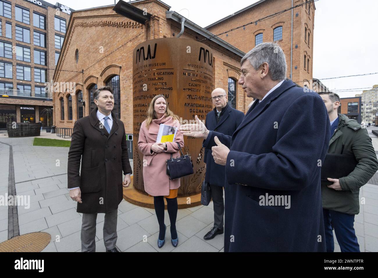 Warshaw, Pologne. 04 mars 2024. Le ministre flamand Jan jambon (R) photographié lors d'une mission diplomatique du gouvernement flamand en Pologne et en Lettonie, lundi 04 mars 2024. BELGA PHOTO NICOLAS MAETERLINCK crédit : Belga News Agency/Alamy Live News Banque D'Images