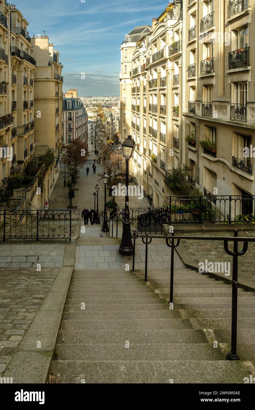 Paris, France - 17 février 2024 : vue sur les escaliers pittoresques du quartier de Montmartre à Paris France Banque D'Images