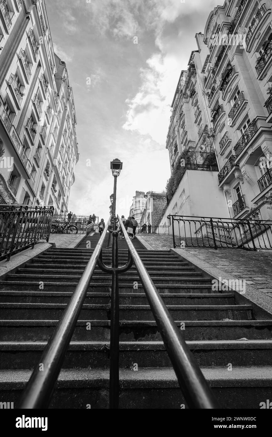 Paris, France - 17 février 2024 : vue des touristes qui montent et descendent les escaliers pittoresques du quartier de Montmartre à Paris France Banque D'Images