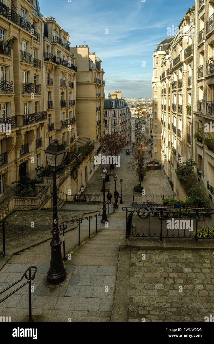 Paris, France - 17 février 2024 : vue sur les escaliers pittoresques du quartier de Montmartre à Paris France Banque D'Images