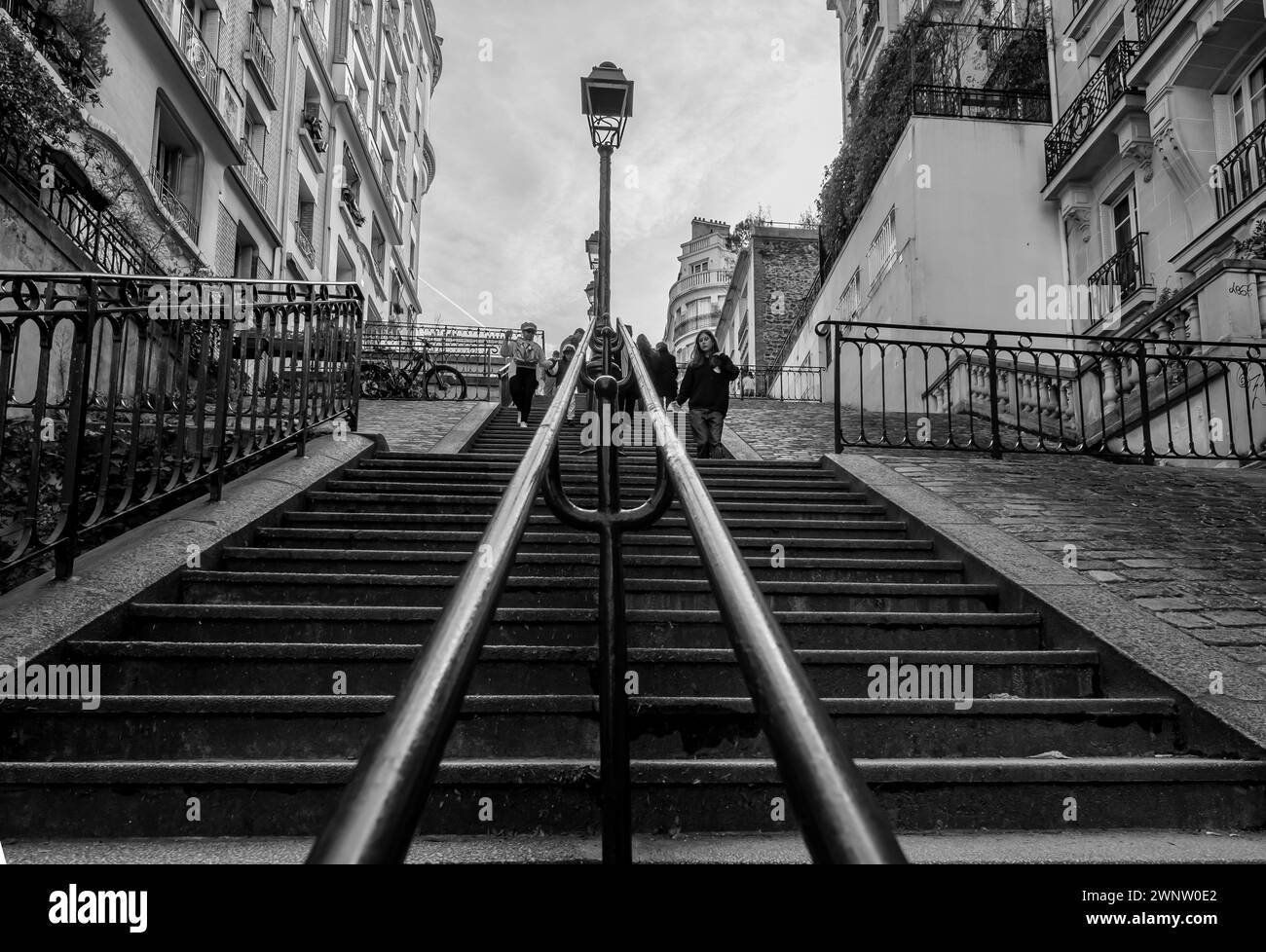 Paris, France - 17 février 2024 : vue des touristes qui montent et descendent les escaliers pittoresques du quartier de Montmartre à Paris France Banque D'Images