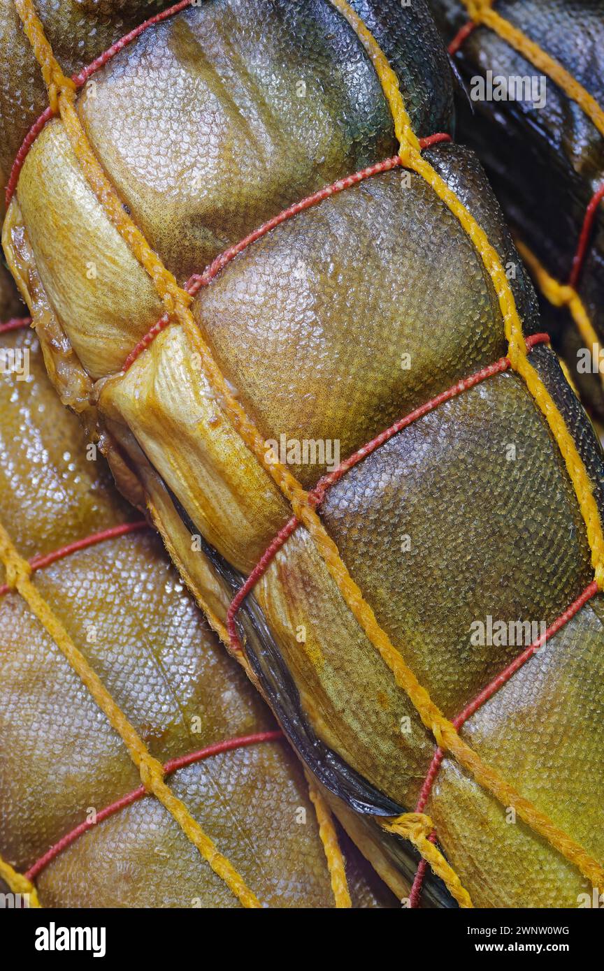 Poisson fumé chaud sur un comptoir de marché, gros plan, fond de nourriture abstrait Banque D'Images