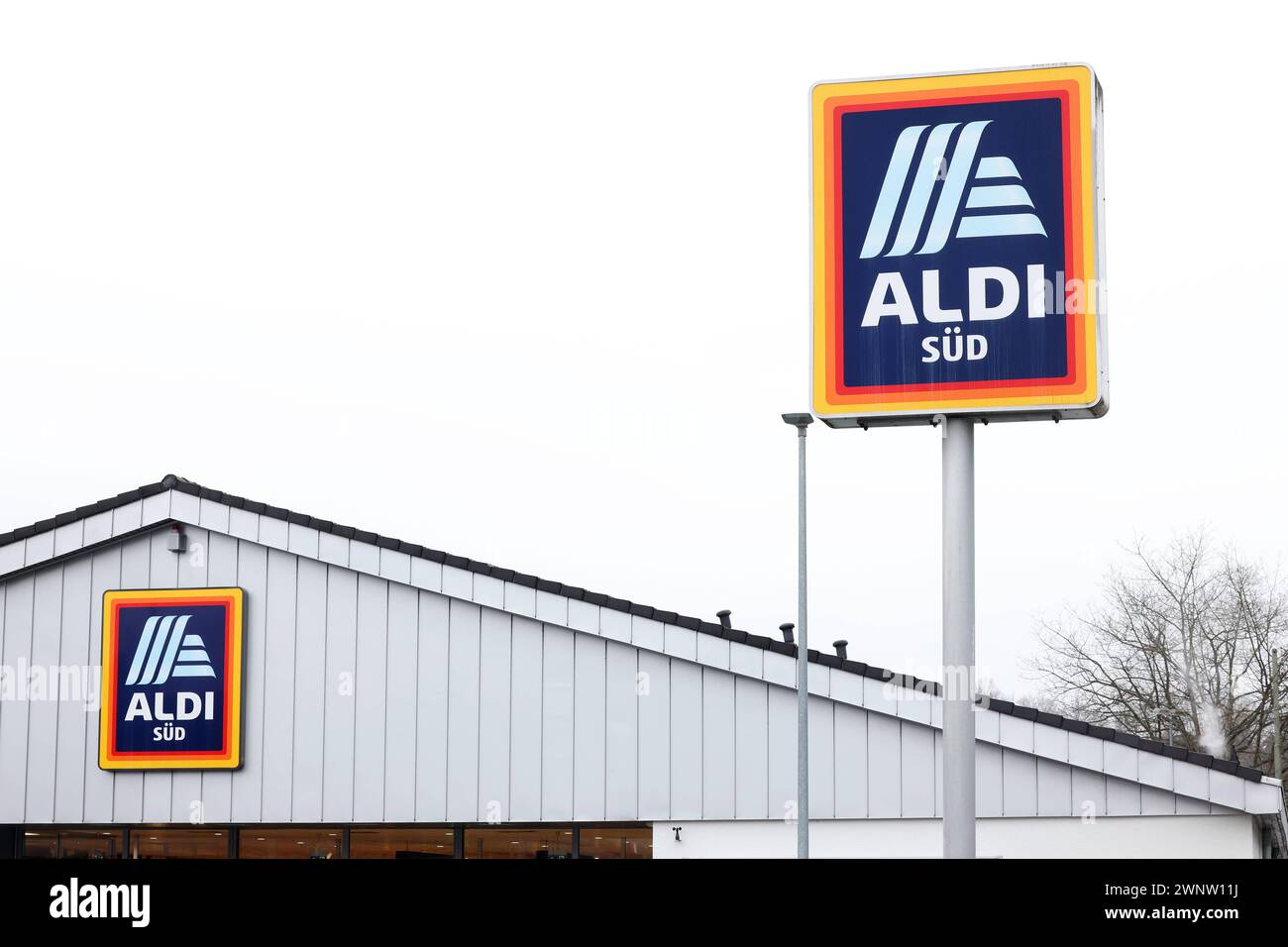 Eine filiale von Aldi a poursuivi Süd dans Betzdorf, logo Aldi filiale AM 04.03.2024 dans Betzdorf/Deutschland. *** Une succursale d'Aldi a poursuivi Süd à Betzdorf, logo Aldi store le 04 03 2024 à Betzdorf Allemagne Banque D'Images