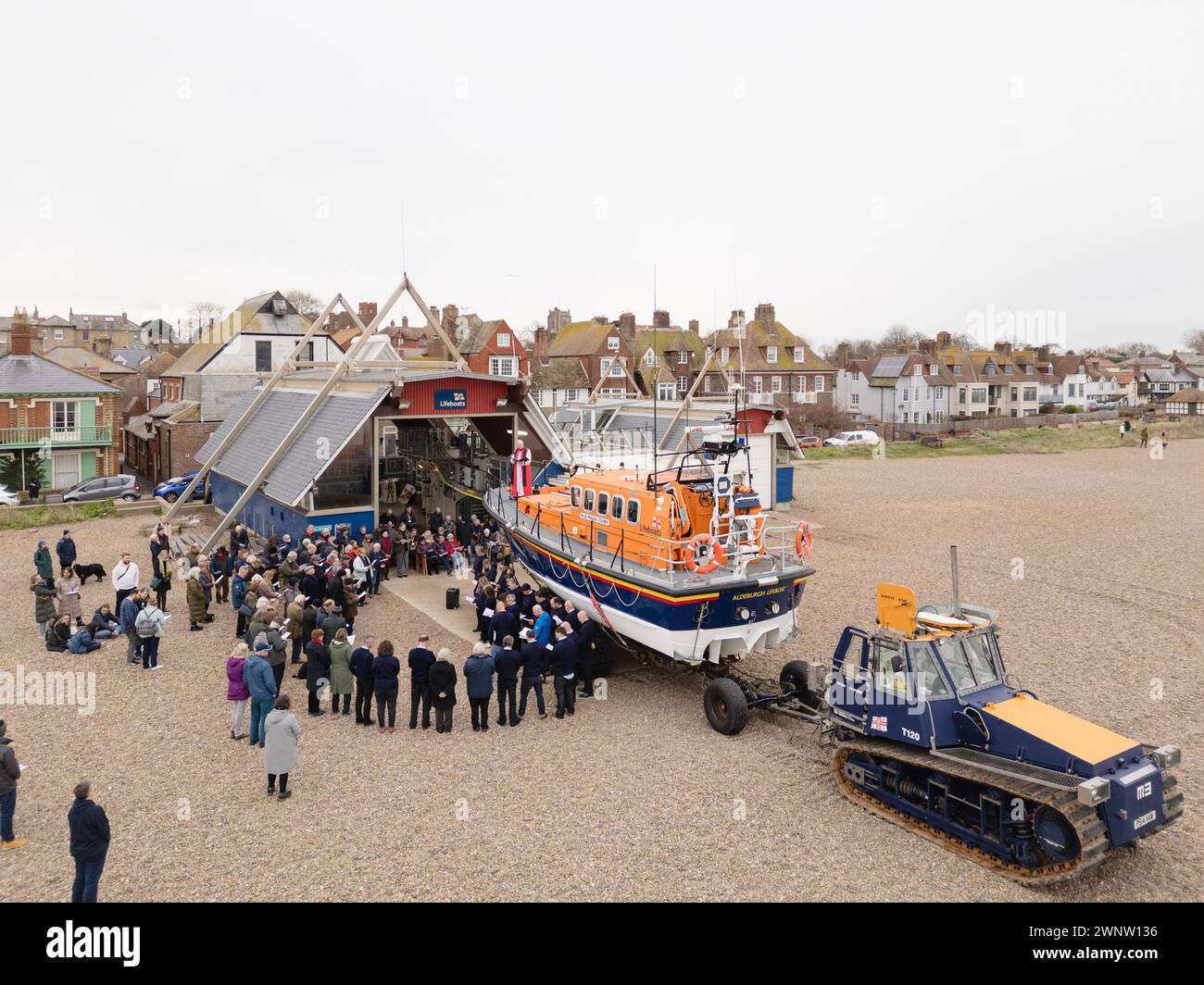 Vue aérienne, RT Rev Bishop Martin Seeley bénissant Aldeburgh bateau de sauvetage tous temps Freddie Cooper sur la plage d'Aldeburgh, sur le 200e anniversaire de RNLI . Banque D'Images