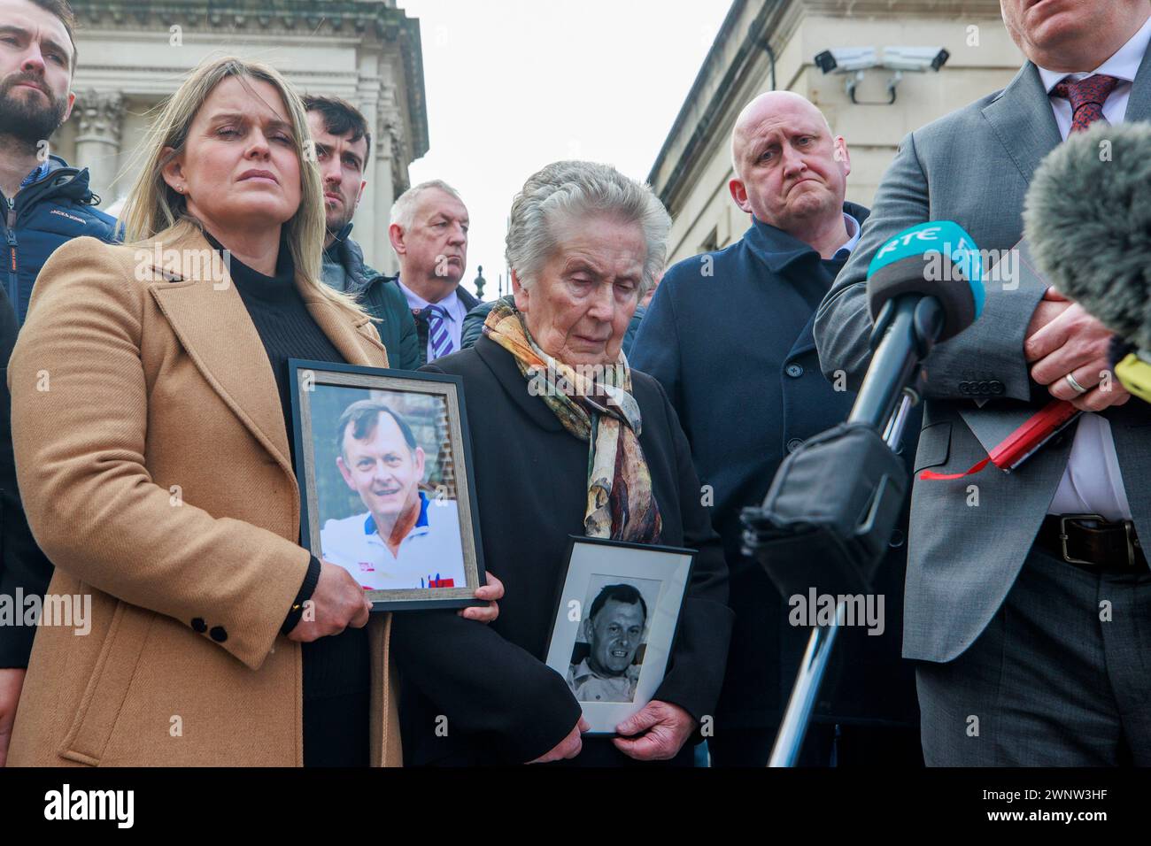 RETRANSMISSION MODIFICATION DE LA LÉGENDE supprimant la référence au coroner. La famille de Sean Brown (de gauche à droite), sa fille Clare Loughran, sa veuve Bridie Brown, et son fils Sean Brown, à l'extérieur des cours royales de justice de Belfast, pour l'annonce du processus d'immunité d'intérêt public (IPI) à l'audience d'enquête pour le fonctionnaire de l'AGE Sean Brown, enlevé et tué par des loyalistes alors qu'il verrouillait les portes du Bellaghy Wolfe Tones Club dans le comté de Londonderry en mai 1997. Date de la photo : lundi 4 mars 2024. Banque D'Images