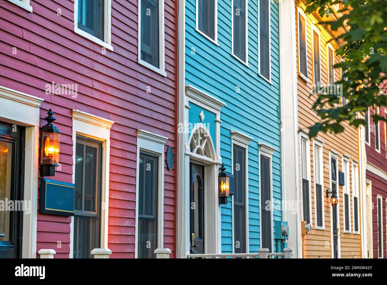 Détail d'une rangée de maisons victoriennes colorées en claquettes à Charlottetown, capitale de l'Île-du-Prince-Édouard, Canada Banque D'Images