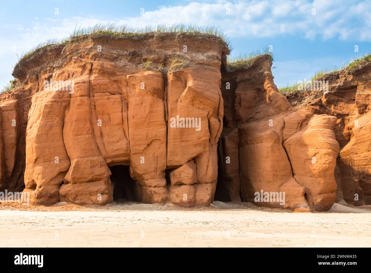Les falaises rouges et la plage du Havre aux maisons, sur le golfe du Saint-Laurent, Îles-de-la-Madeleine, Canada. Fond de ciel bleu. Banque D'Images