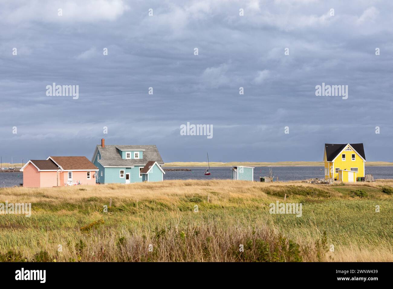 Les maisons colorées et les bateaux de pêche du Havre Aubert, Îles-de-la-Madeleine, sur le golfe du Saint-Laurent au Canada. Banque D'Images
