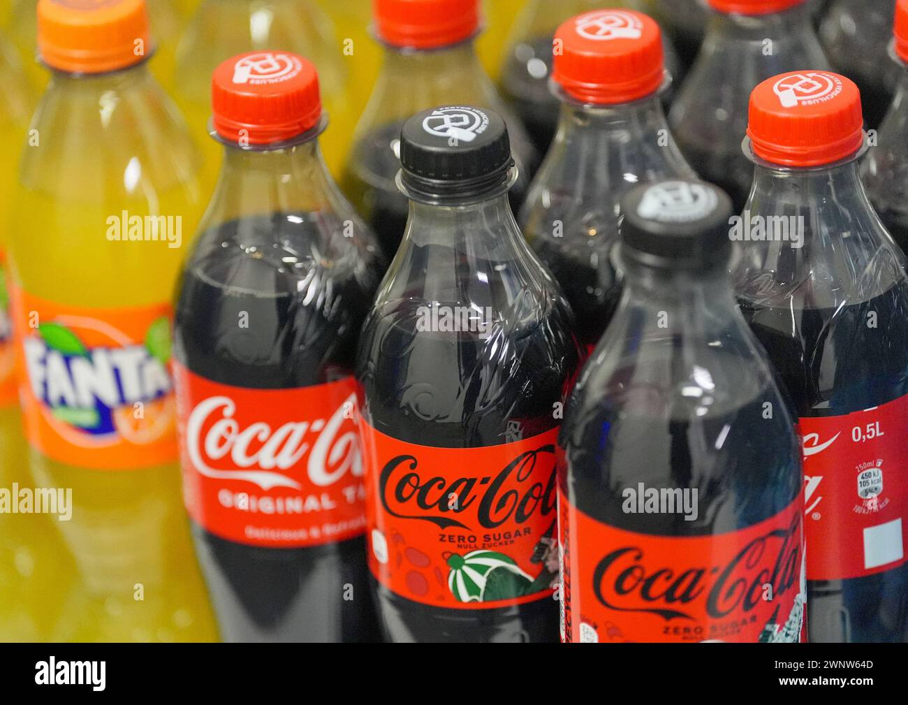 Berlin, Allemagne. 02 mars 2024. Plusieurs bouteilles de Fanta et Coca-Cola (original et Zero Sugar) sont placées sur une table lors d’une fête. Crédit : Soeren Stache/dpa/Alamy Live News Banque D'Images