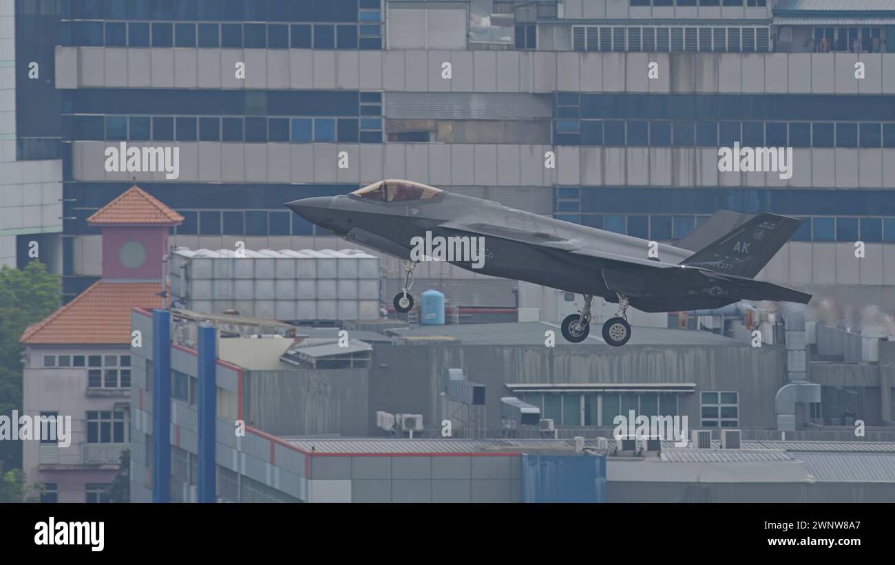SINGAPOUR - 6 MARS 2024 : les chasseurs furtifs F-35A Lightning II de l'USAF du 356th Expeditionary Fighter Squadron (Green Demons) retournent à la base. Banque D'Images