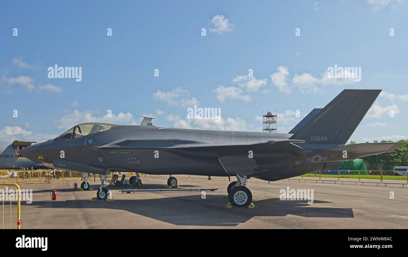 SINGAPOUR - 6 MARS 2024 : les chasseurs furtifs F-35A Lightning II de l'USAF du 356th Expeditionary Fighter Squadron (Green Demons) retournent à la base. Banque D'Images