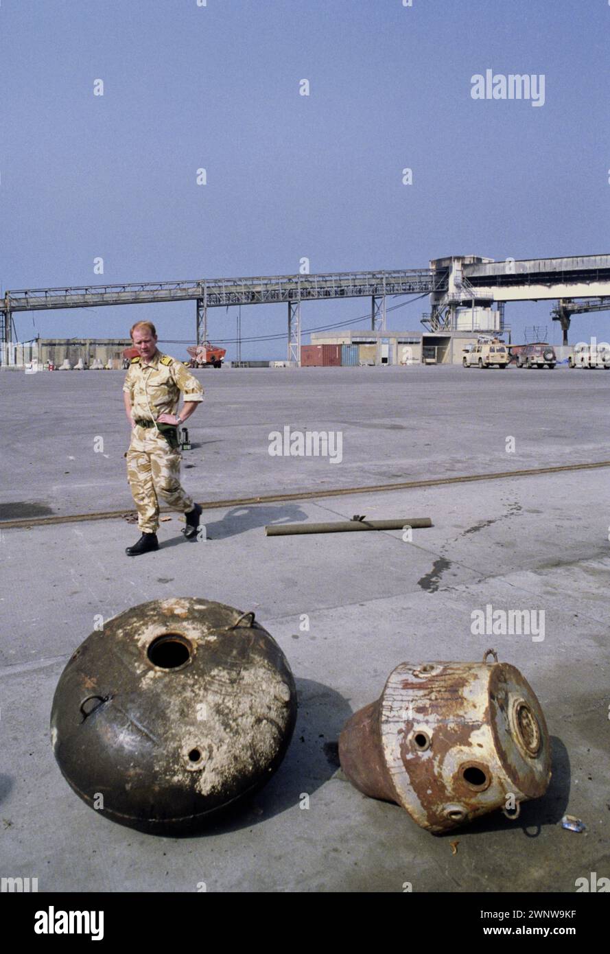 20 mars 1991 Sur le quai du port de Shuwaiba, au Koweït, un commandant de la Marine royale passe deux mines iraquiennes handicapées. Banque D'Images
