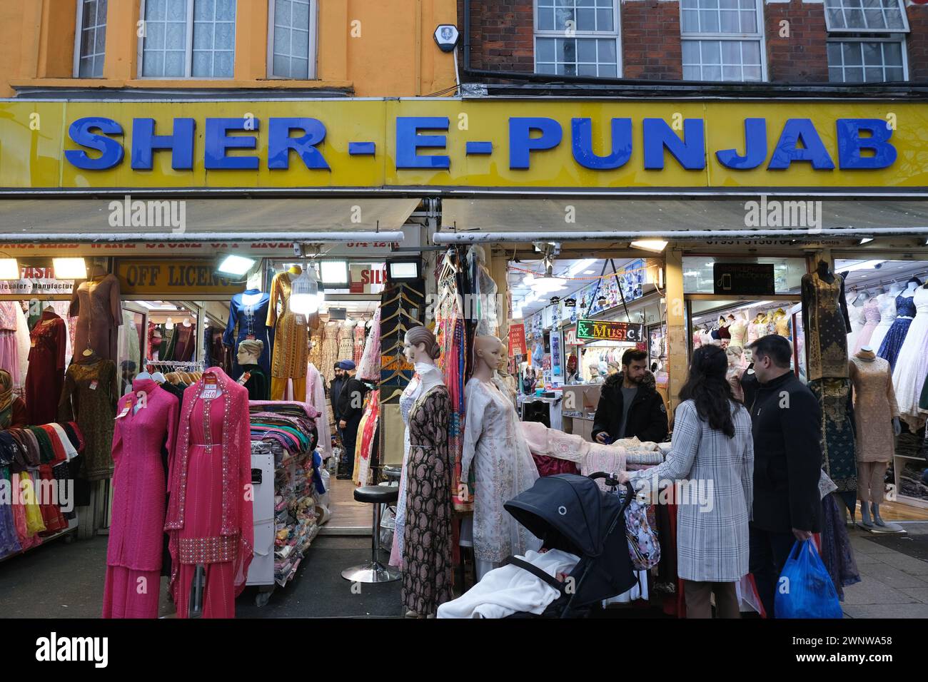 Magasins à Southall, un quartier multiculturel dans l'ouest de Londres Banque D'Images