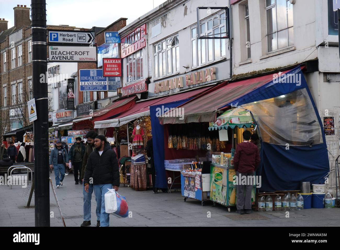 Magasins à Southall, un quartier multiculturel dans l'ouest de Londres Banque D'Images