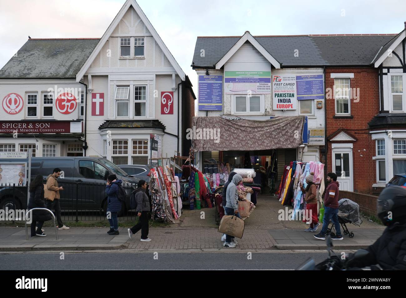 Un entrepreneur expose des symboles de plusieurs religions dans le quartier multiculturel de Southall, à l'ouest de Londres Banque D'Images