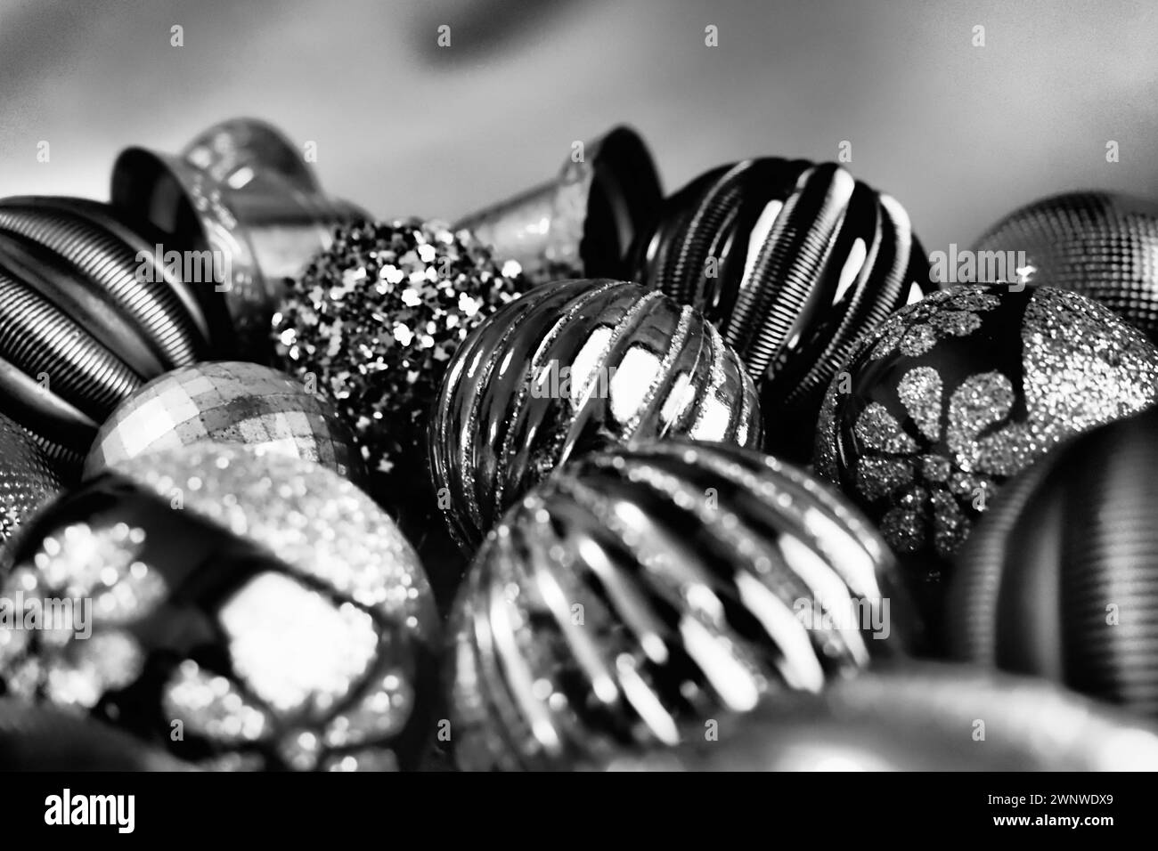 Décoration de Noël et superbes boules de Noël. Guirlande de Noël. Bonne année et joyeux Noël. Noir et blanc monochrome Banque D'Images