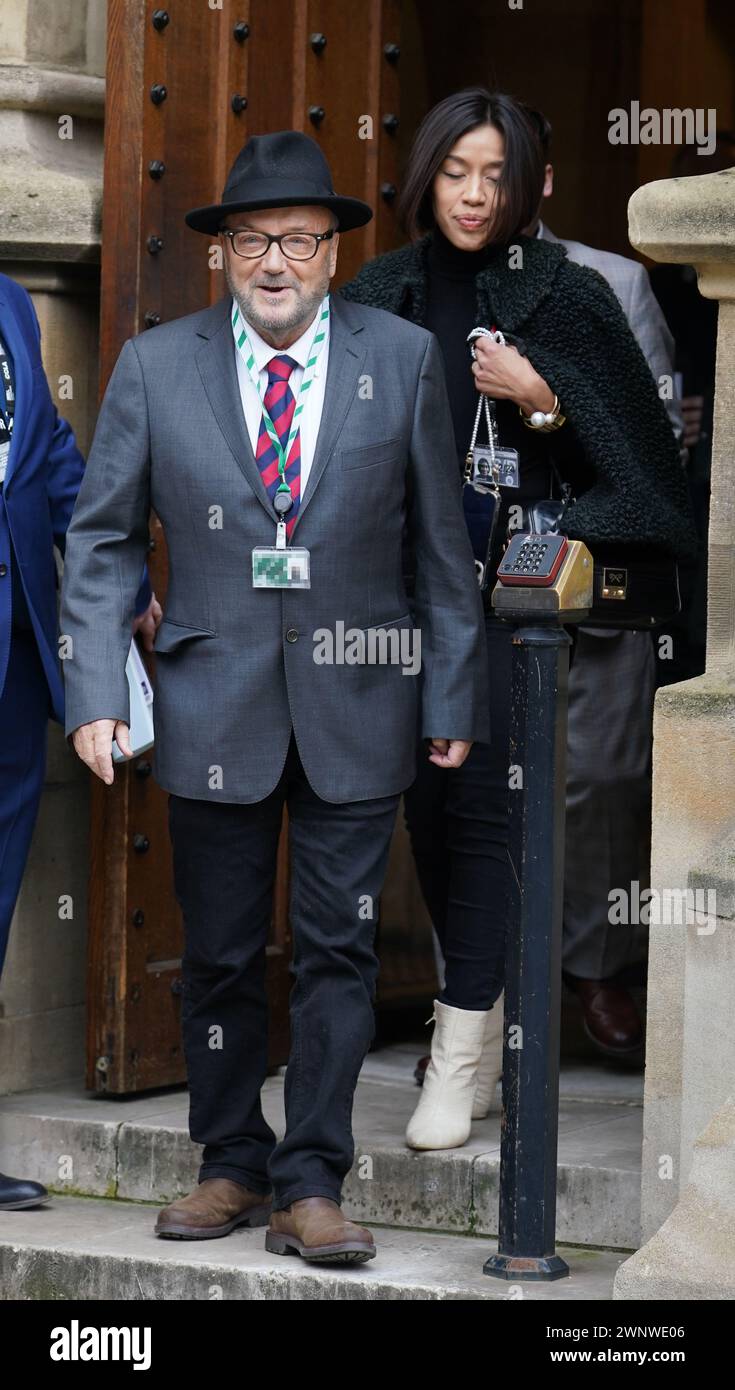 CARTE d'identité A ÉTÉ PIXÉLISÉE PAR PA PICTURE DESK, député nouvellement élu de Rochdale, George Galloway, avec son épouse Putri Gayatri Pertiwi, quitte les chambres du Parlement à Westminster, Londres après avoir prêté serment après sa victoire à l'élection partielle de Rochdale la semaine dernière. Date de la photo : lundi 4 mars 2024. Banque D'Images