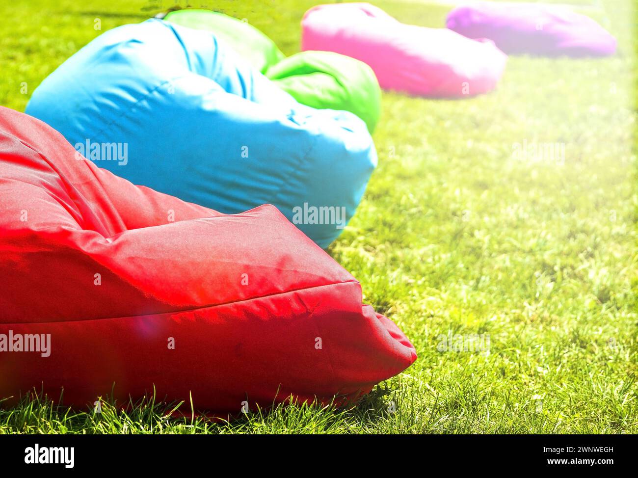 Chaises de sac de haricots.chaise de sac de haricots sur la pelouse.Concept de mobilier contemporain d'extérieur confortable. Oreillers doux et confortables pour s'asseoir et se coucher Banque D'Images