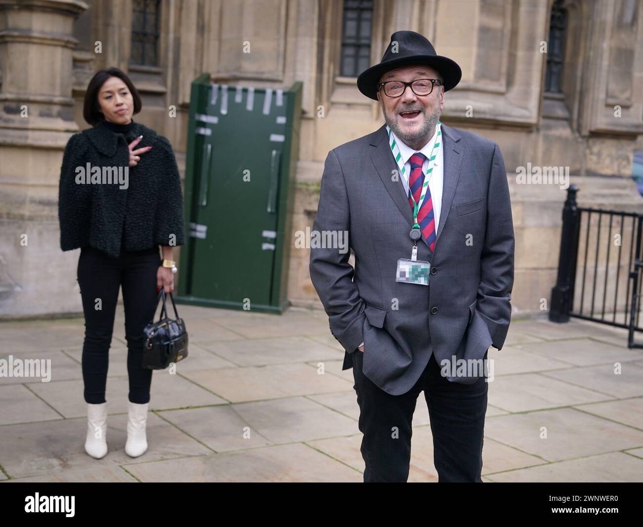 CARTE d'identité A ÉTÉ PIXÉLISÉE PAR LE BUREAU D'IMAGE DE l'AP nouvellement élu député de Rochdale, George Galloway, avec son épouse Putri Gayatri Pertiwi, parle aux médias devant les chambres du Parlement à Westminster, Londres après avoir prêté serment après sa victoire à l'élection partielle de Rochdale la semaine dernière. Date de la photo : lundi 4 mars 2024. Banque D'Images