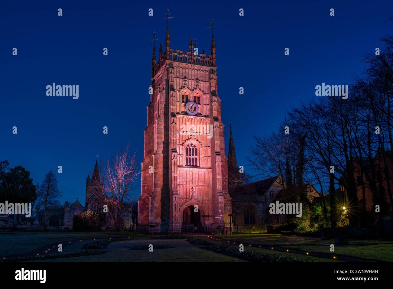 Le clocher d'Evesham s'est illuminé en mars avant l'aube. Evesham, Wychavon, Worchestershire, Angleterre Banque D'Images