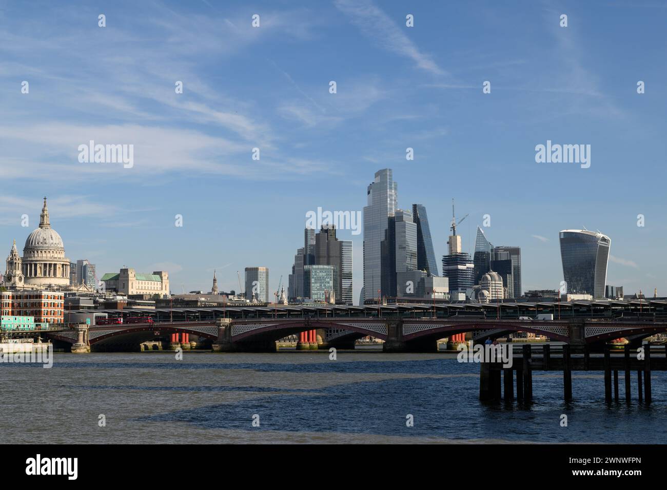 Les gratte-ciel du quartier financier de la City of London s'élèvent en arrière-plan du pont Southwark sur la Tamise. Pont Southwark, Londres, Royaume-Uni. Banque D'Images