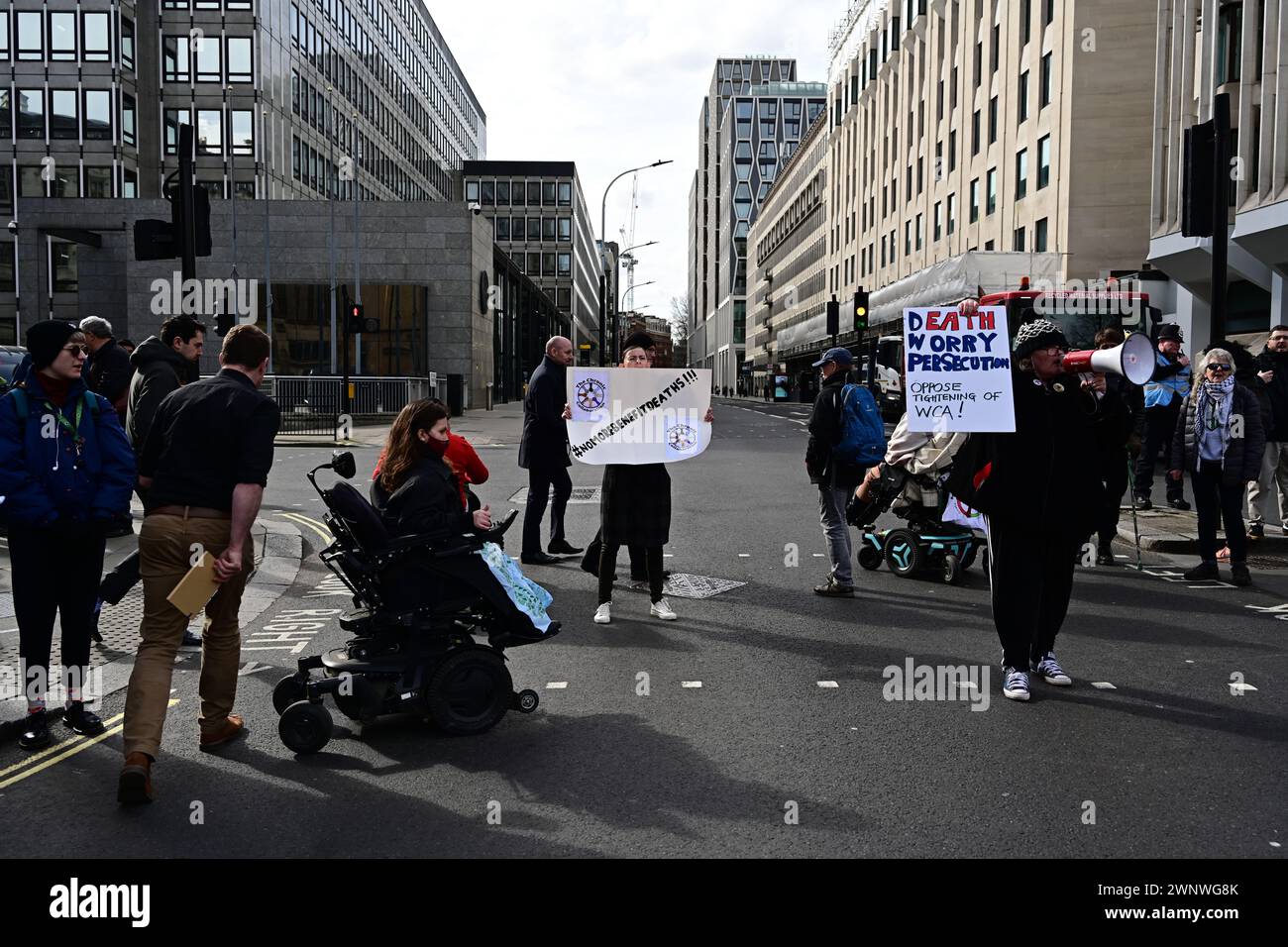 Caxton House, Londres, Royaume-Uni. 4 mars 2024. Disabled People Against Cuts (DPAC) a protesté contre le ministère du travail et des pensions (DWP) contre les soi-disant réformes sociales qui attaquent les personnes vulnérables. Au fil des ans, il y a eu plus de 100 000 décès dus à des réductions de prestations, au manque d’accès aux soins de santé, au refus de prestations et à des crises énergétiques. Les personnes handicapées en fauteuil roulant bloquent la route devant l'abbaye de Westminster à Londres. Crédit : Voir Li/Picture Capital/Alamy Live News Banque D'Images