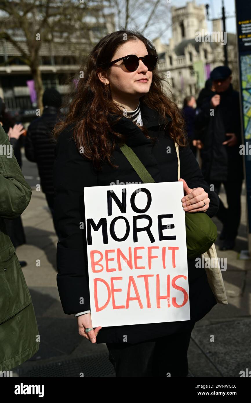 Caxton House, Londres, Royaume-Uni. 4 mars 2024. Disabled People Against Cuts (DPAC) a protesté contre le ministère du travail et des pensions (DWP) contre les soi-disant réformes sociales qui attaquent les personnes vulnérables. Au fil des ans, il y a eu plus de 100 000 décès dus à des réductions de prestations, au manque d’accès aux soins de santé, au refus de prestations et à des crises énergétiques. Les personnes handicapées en fauteuil roulant bloquent la route devant l'abbaye de Westminster à Londres. Crédit : Voir Li/Picture Capital/Alamy Live News Banque D'Images