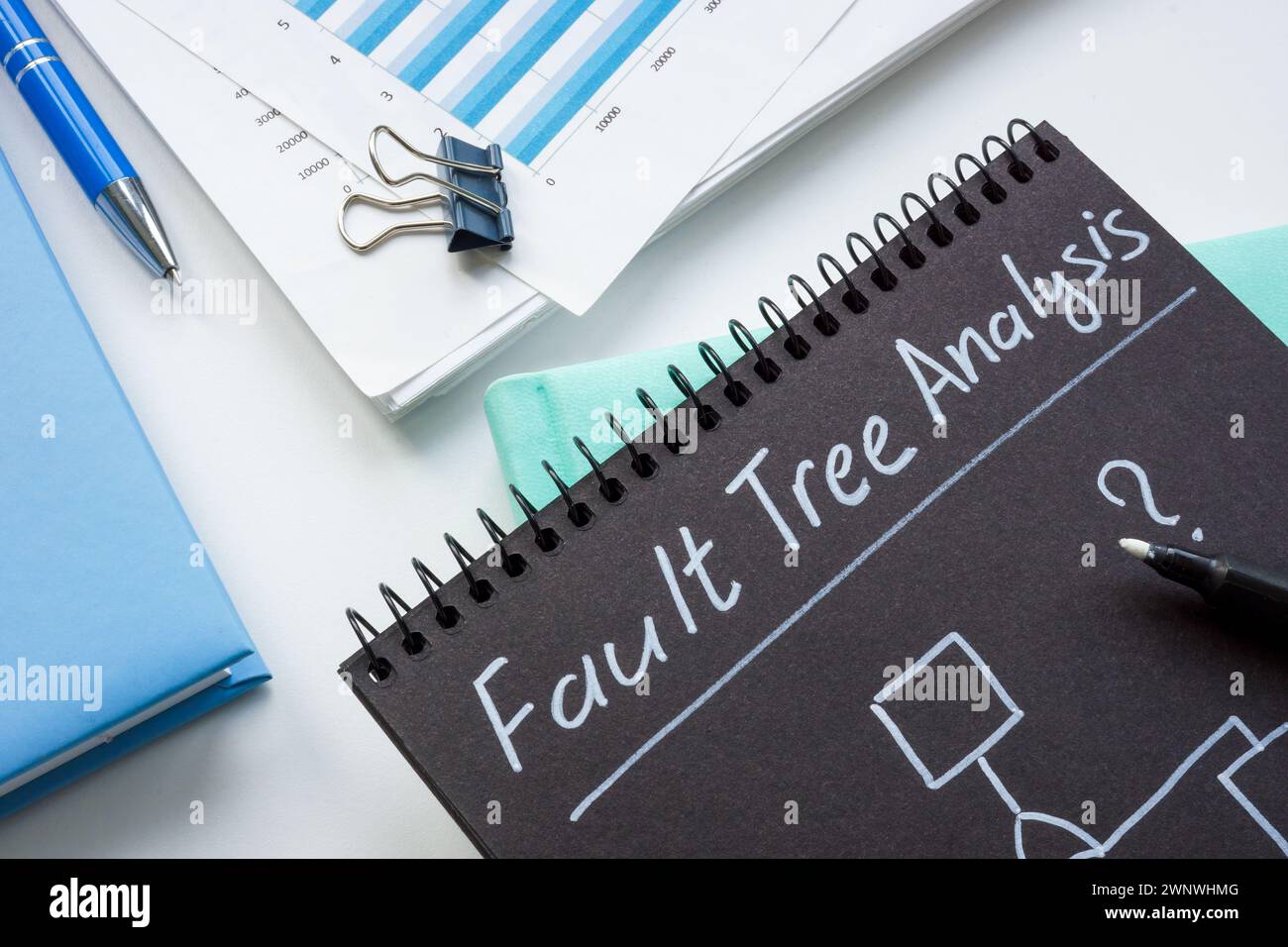 Bloc-notes avec analyse de l'arbre des défauts et diagramme. Banque D'Images