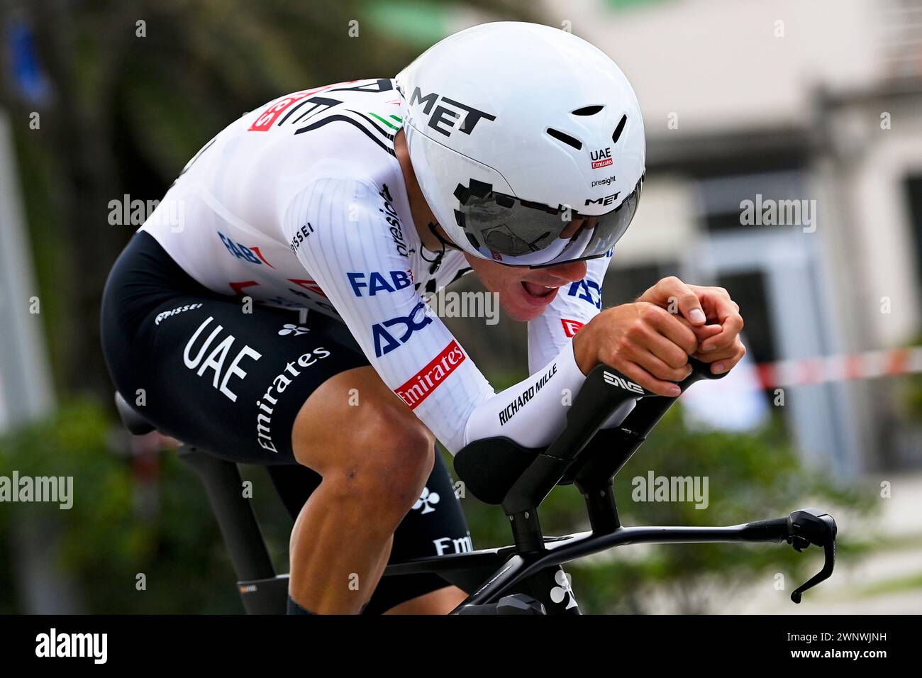 Lido Di Camaiore, Italie. 03 mars 2024. Juan Ayuso (UAE Team Emirates) en action lors du 59ème Tirreno-Adriatico 2024, étape 1 un contre-la-montre individuel de 10 km de Lido di Camaiore à Lido di Camaiore - ITT - le 04 mars 2024 à Lido di Camaiore, Toscane, Italie. (Photo de Fabio Ferrari/LaPresse) crédit : LaPresse/Alamy Live News Banque D'Images