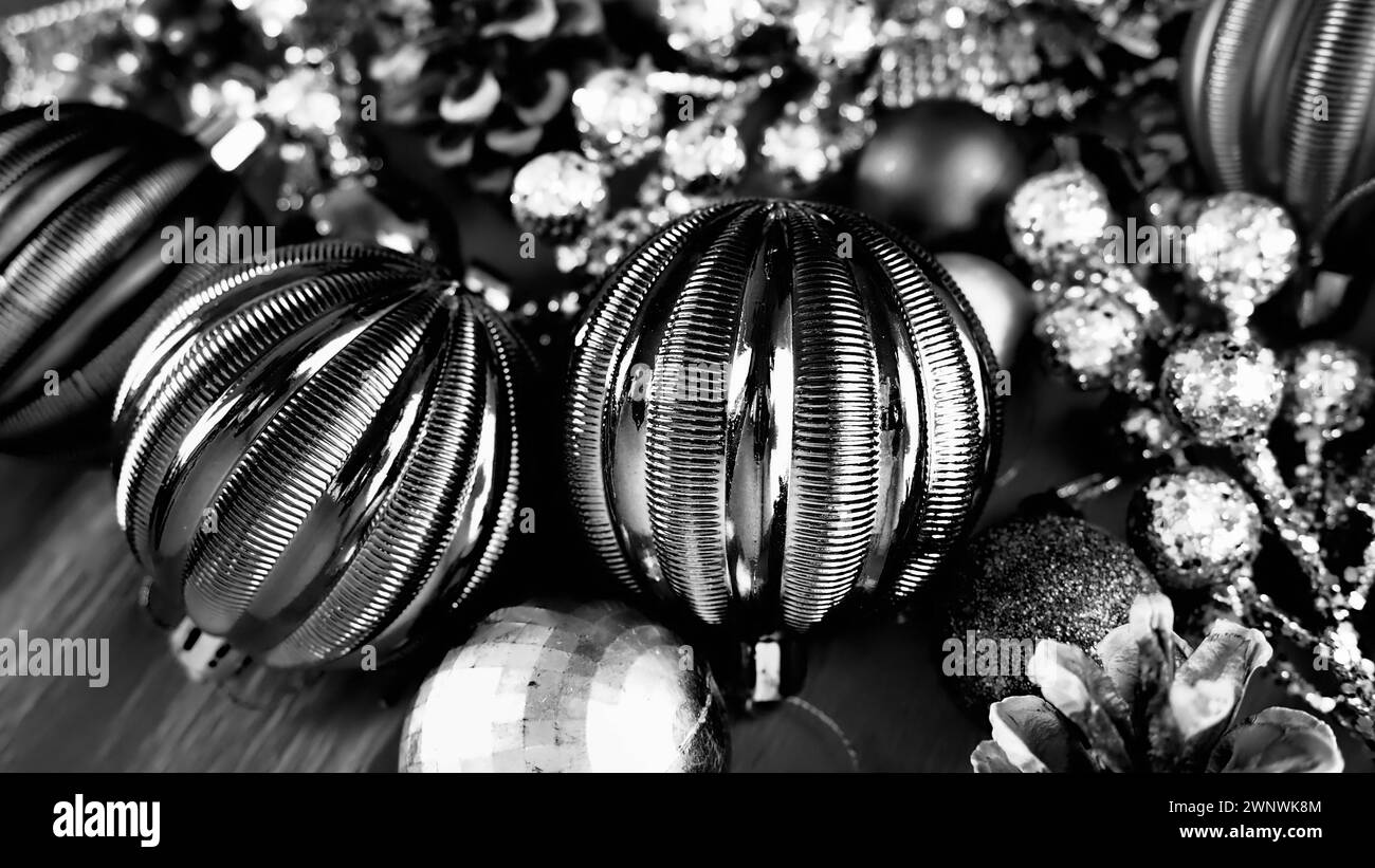 Fond de Noël avec décorations de Noël, boules de vacances, cloches, arcs, guirlandes de Noël. Bonne année et joyeux Noël. Noir et blanc Banque D'Images