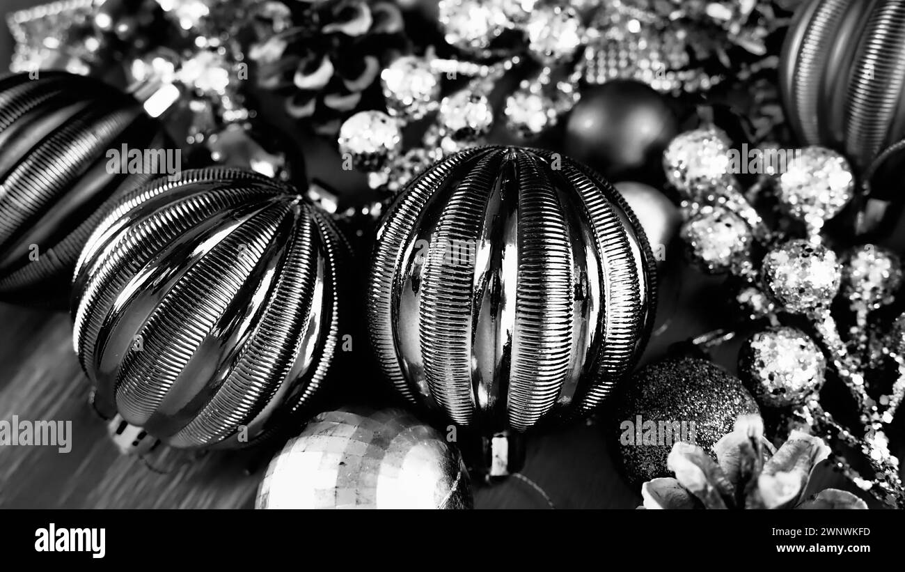 Fond de Noël avec décorations de Noël, boules de vacances, cloches, arcs, guirlandes de Noël. Bonne année et joyeux Noël. Noir et blanc Banque D'Images