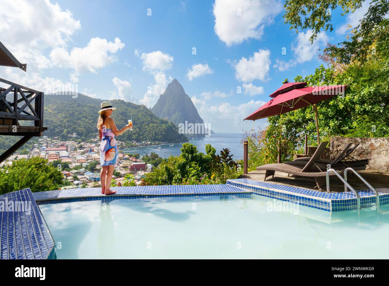 Femme appréciant cocktail et Piton Mountain vues Soufrière, Sainte-Lucie, Antilles, Caraïbes orientales Banque D'Images