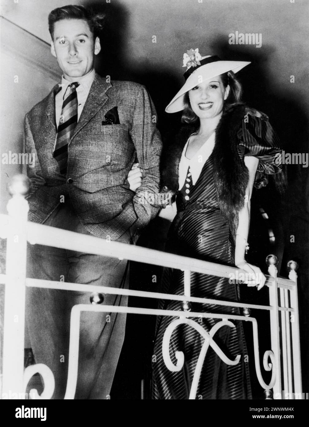 ERROL FLYNN et sa première épouse LILI DAMITA photo franche de septembre 1935 Banque D'Images ERROL FLYNN et sa première épouse LILI DAMITA photo franche de septembre 1935 Banque D'Images
