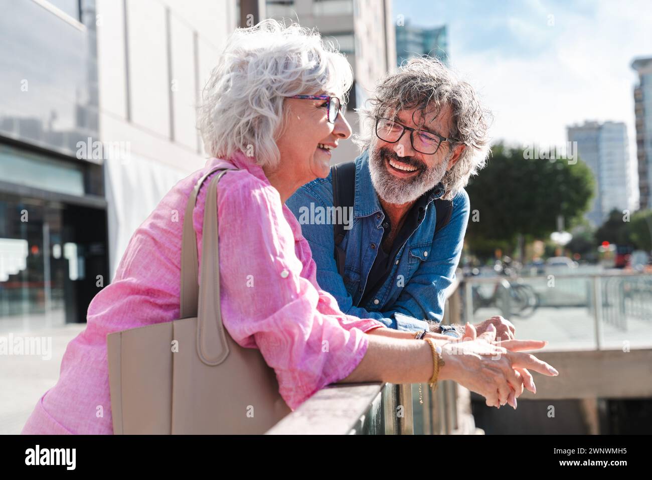 Beau couple de personnes âgées heureux se liant à l'extérieur - vieilles personnes joyeuses rencontres romantiques dans la ville, concepts sur les personnes âgées et le style de vie Banque D'Images