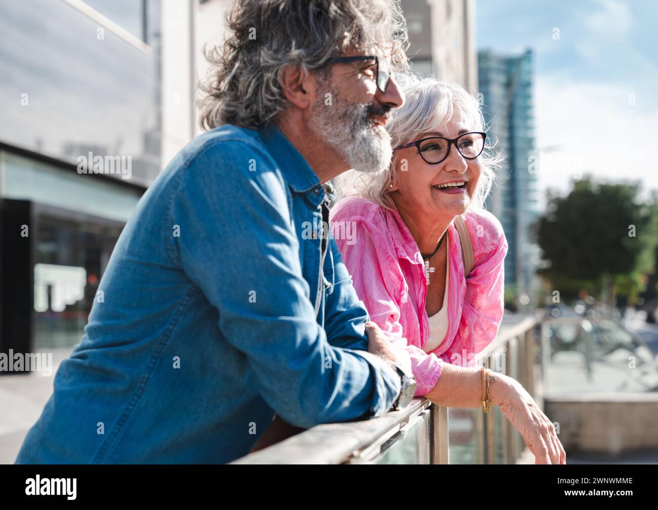 Beau couple de personnes âgées heureux se liant à l'extérieur - vieilles personnes joyeuses rencontres romantiques dans la ville, concepts sur les personnes âgées et le style de vie Banque D'Images