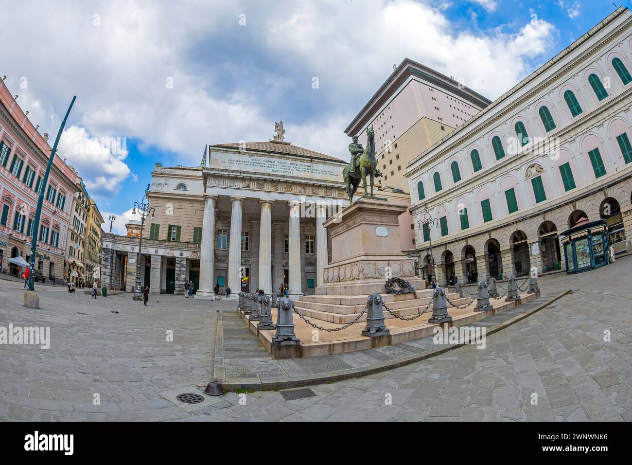 GÊNES, ITALIE - 20 MARS 2021 : le Monument de Garibaldi à Largo Sandro Pertini, près de Piazza Ferrari. En arrière-plan Galleria Giuseppe Siri, Accademia Banque D'Images