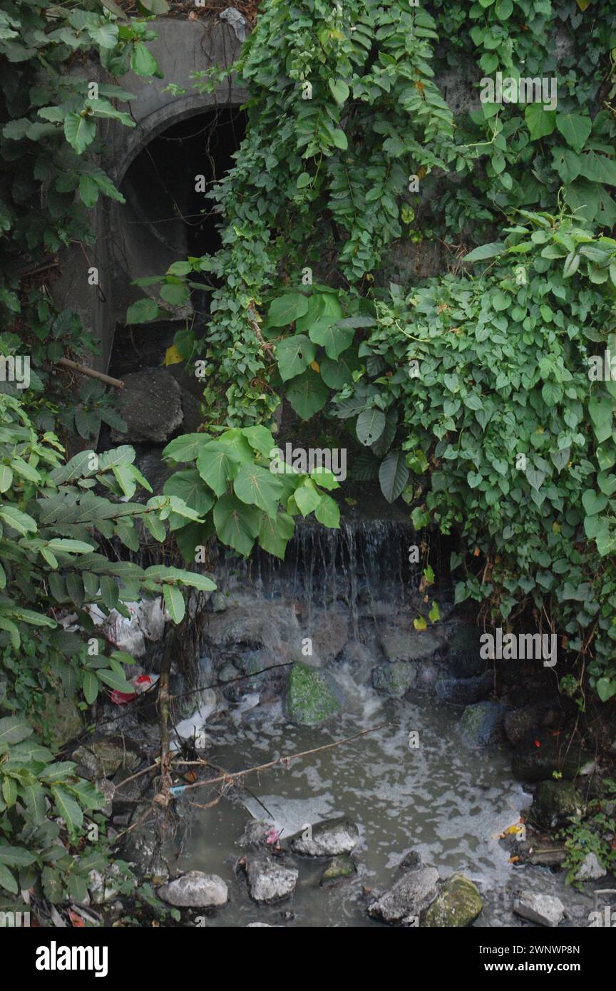 Drain d'eaux usées de la ville d'Iloilo relié à une rivière Banque D'Images