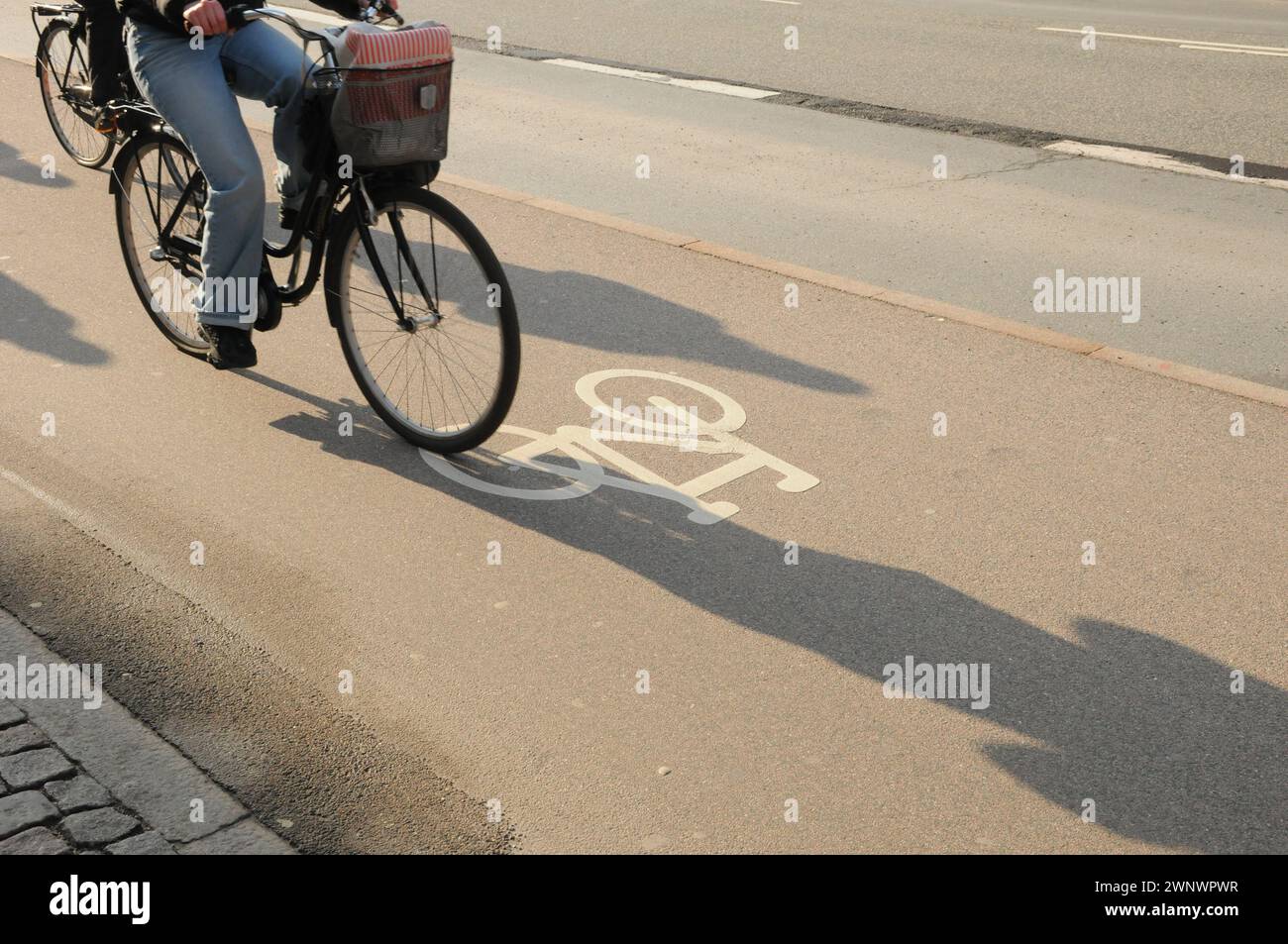 Copenhague, Danemark /04 Mach 2024/.piste cyclable pour cyclistes dans la capitale dan ish Copenhague. (Photo.Francis Joseph Dean/Dean Pictures) Banque D'Images