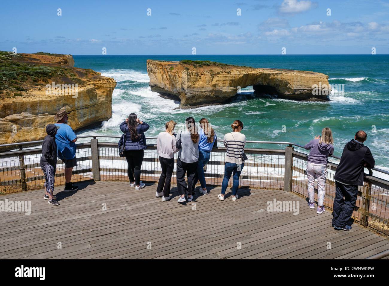 Touristes à London Bridge, Port Campbell National Park, Great Ocean Road, Victoria, Australie Banque D'Images Touristes à London Bridge, Port Campbell National Park, Great Ocean Road, Victoria, Australie Banque D'Images