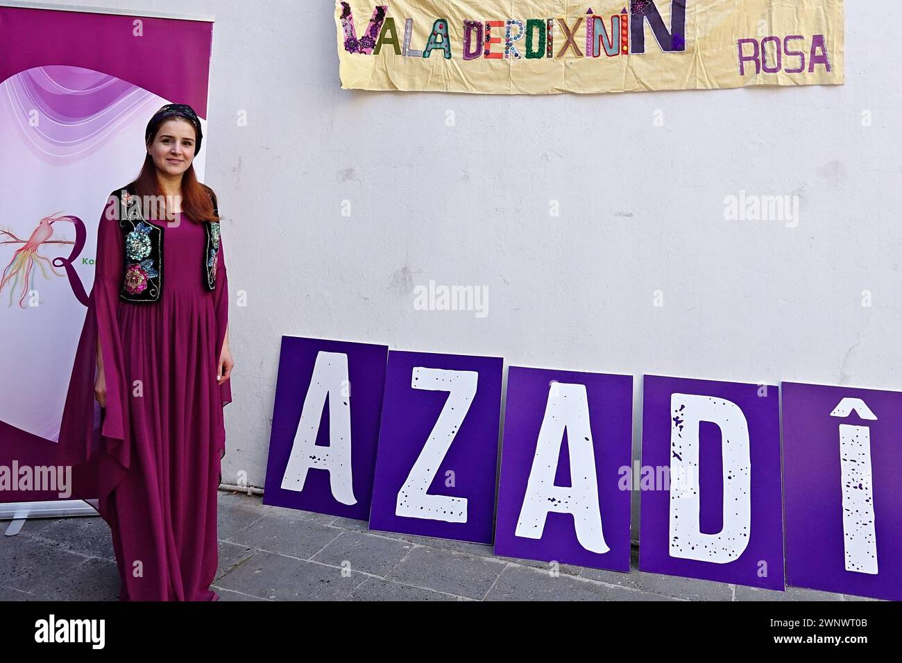 Diyarbakir, Turquie. 04 mars 2024. Une femme kurde vue portant un costume traditionnel pendant l'événement. Les gens célèbrent la Journée internationale de la femme le 8 mars avec une cérémonie et un festival organisés par l'Association des femmes Rosa à Diyarbakir. Les femmes kurdes participent à la célébration tout en dansant sur le slogan « Jin, Jiyan, Azadi » (femmes, vie, liberté). Crédit : SOPA images Limited/Alamy Live News Banque D'Images