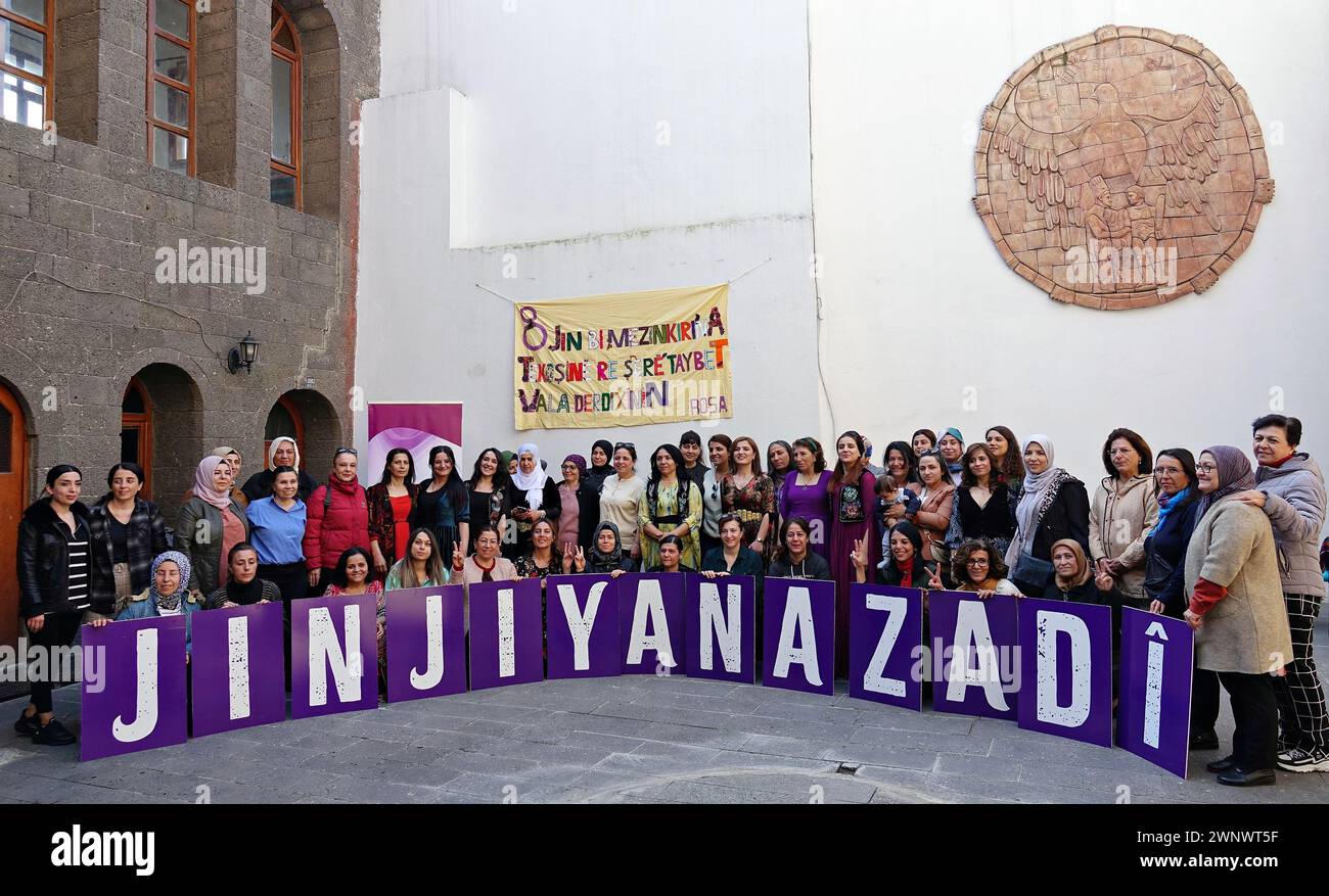 Diyarbakir, Turquie. 04 mars 2024. Les femmes kurdes se rassemblent devant le slogan 'Jin, Jiyan, Azadi' (femmes, vie, liberté) pendant l'événement. Les gens célèbrent la Journée internationale de la femme le 8 mars avec une cérémonie et un festival organisés par l'Association des femmes Rosa à Diyarbakir. Les femmes kurdes participent à la célébration tout en dansant sur le slogan « Jin, Jiyan, Azadi » (femmes, vie, liberté). Crédit : SOPA images Limited/Alamy Live News Banque D'Images