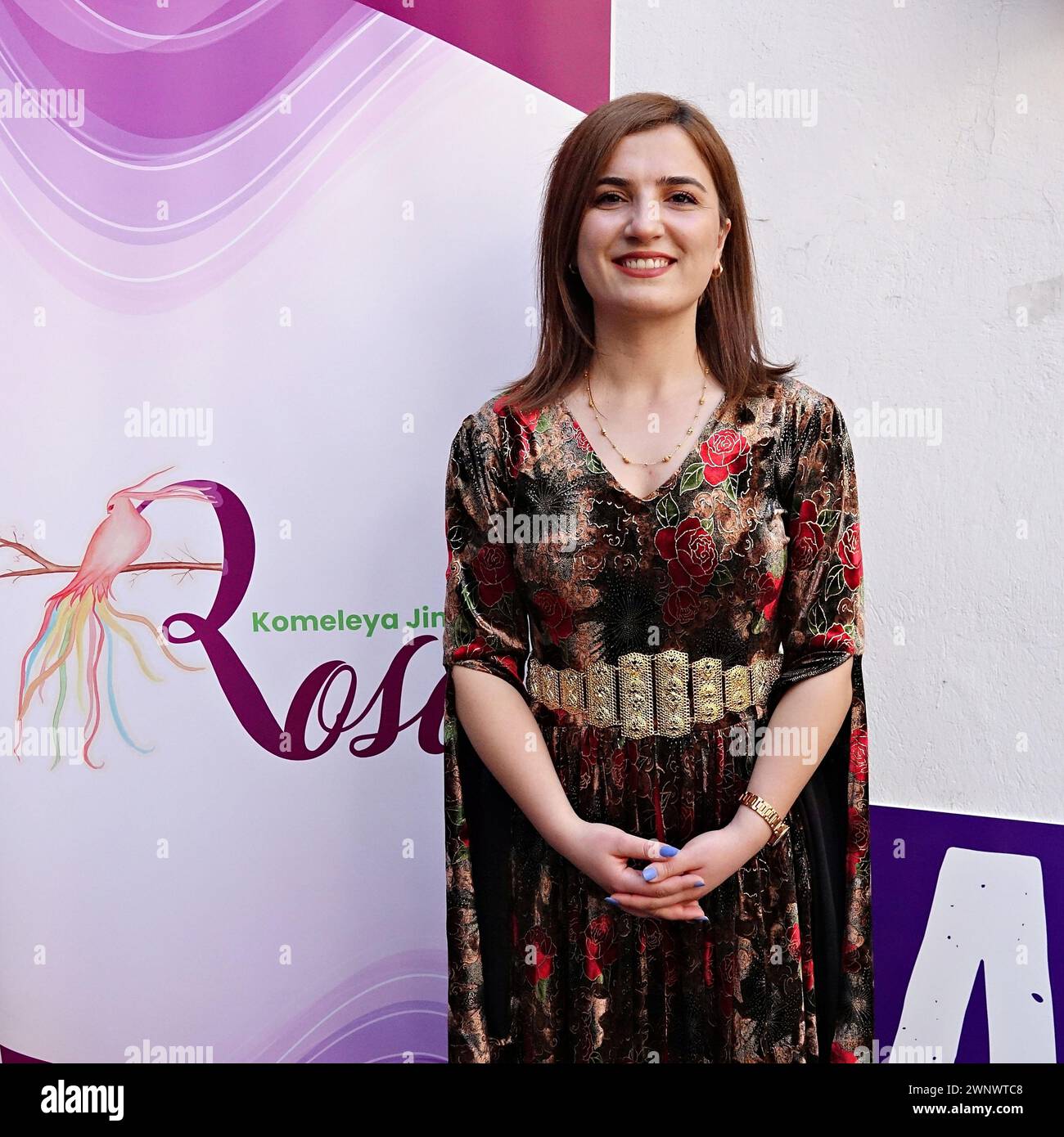 Diyarbakir, Turquie. 04 mars 2024. Une femme kurde participe à l'événement. Les gens célèbrent la Journée internationale de la femme le 8 mars avec une cérémonie et un festival organisés par l'Association des femmes Rosa à Diyarbakir. Les femmes kurdes participent à la célébration tout en dansant sur le slogan « Jin, Jiyan, Azadi » (femmes, vie, liberté). (Photo de Mehmet Masum Suer/SOPA images/SIPA USA) crédit : SIPA USA/Alamy Live News Banque D'Images