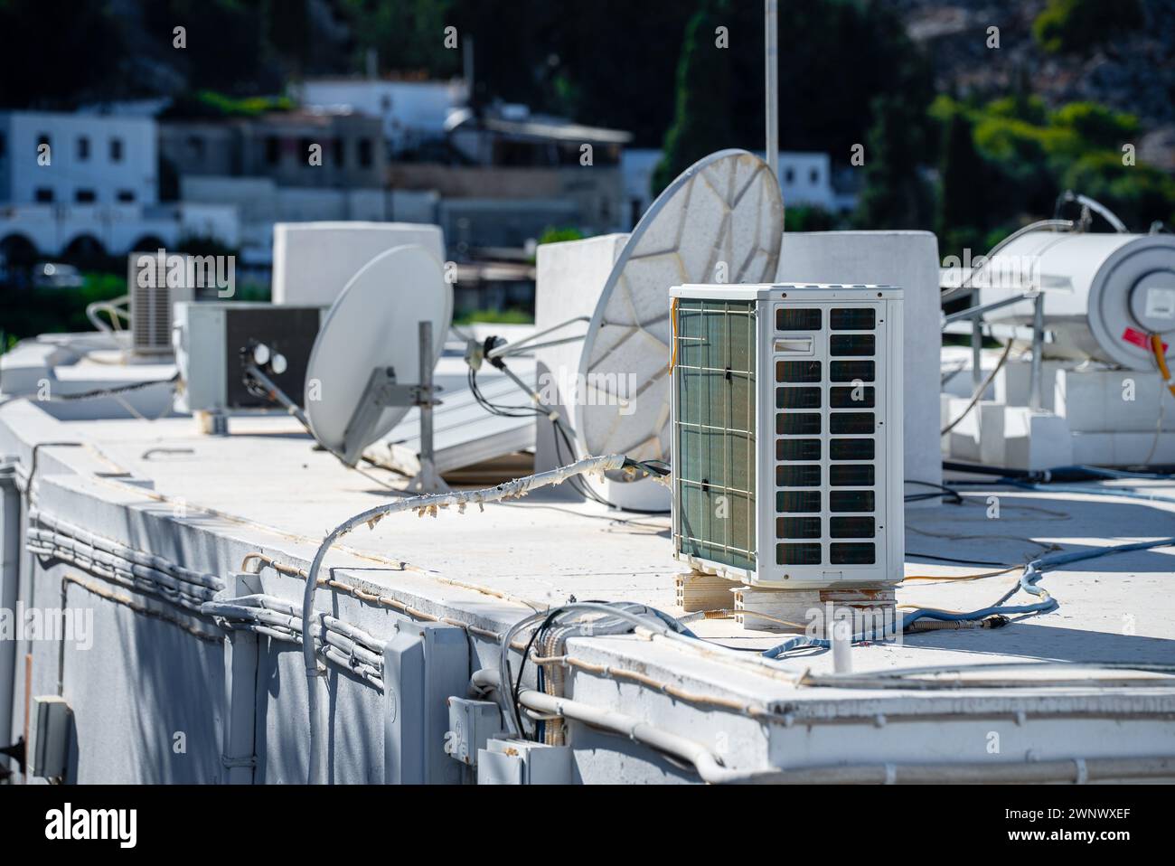 Climatisation, système de chauffage solaire de l'eau et tv SAT sur le toit. Banque D'Images