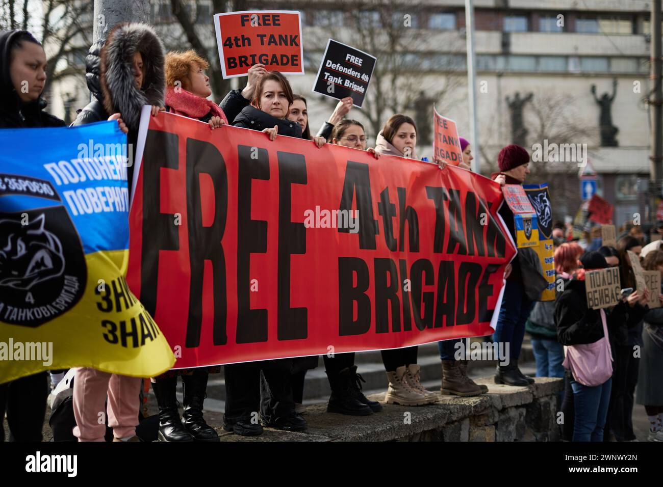 Des femmes ukrainiennes tiennent la bannière "Free 4th Tank Brigade" sur un rassemblement dédié aux défenseurs emprisonnés de l'Ukraine. Kiev - 3 mars 2024 Banque D'Images